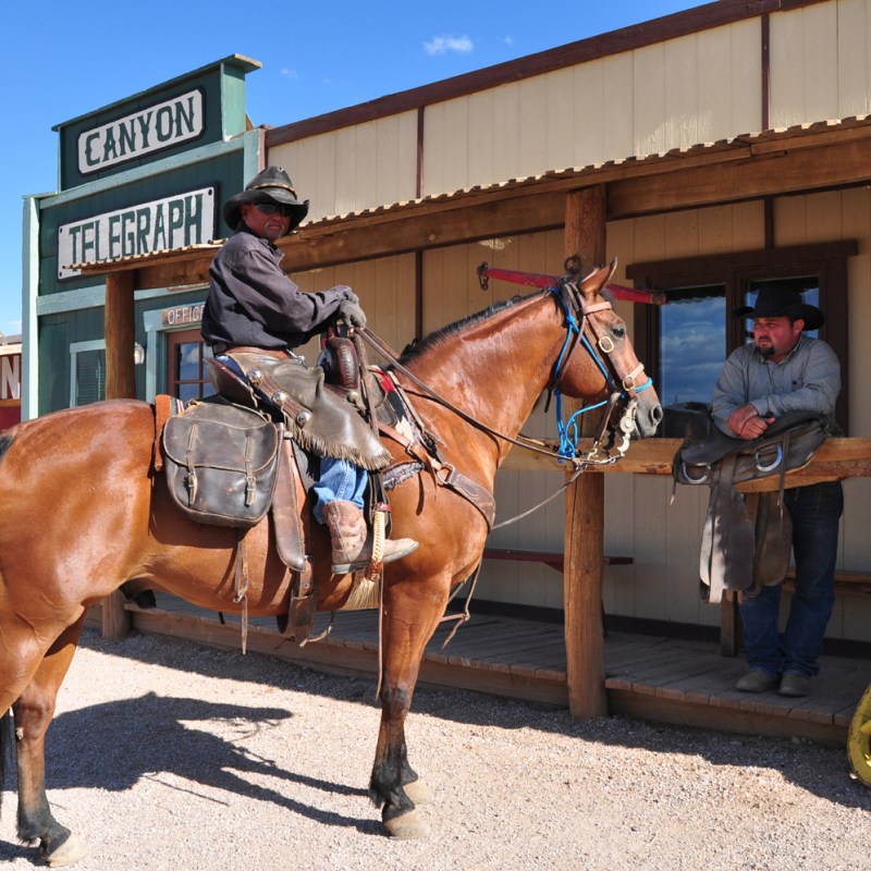 Outlaws-at-Western-Town