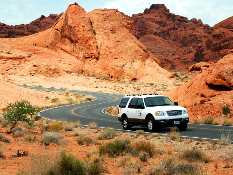 Vehicle-in-VOF-10×6.6-300dpi-015 Vehicle-in-Valley-of-Fire